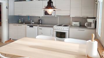 Jääkaappi, mikroaaltouuni, astianpesukone