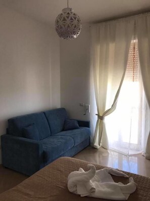 Standard Quadruple Room | Living area | Flat-screen TV - Villa Cristina (Alezio)