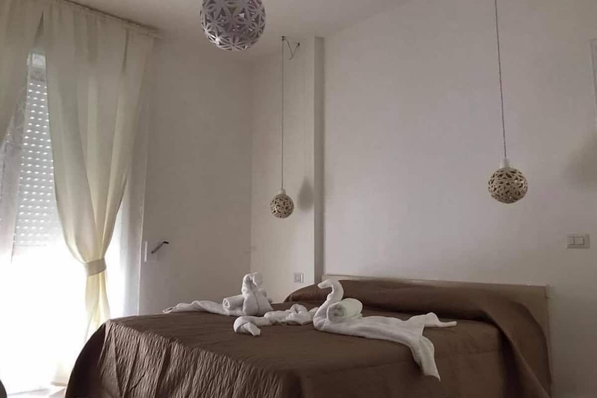 Cribs (free), WiFi (free), bed sheets