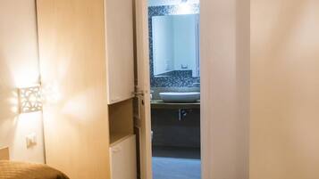 Quadruple Room, Private Bathroom | Free cribs/infant beds, free WiFi, bed sheets