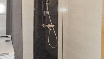 Eine Dusche mit Handbrause und Duschschlauch.