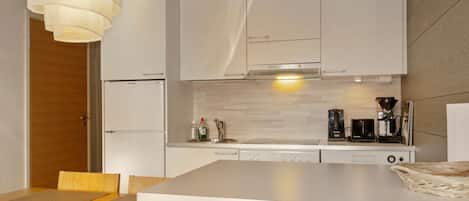 ثلاجة، ميكروويف، غسالة أطباق، مستلزمات طهي/أطباق/أوعية