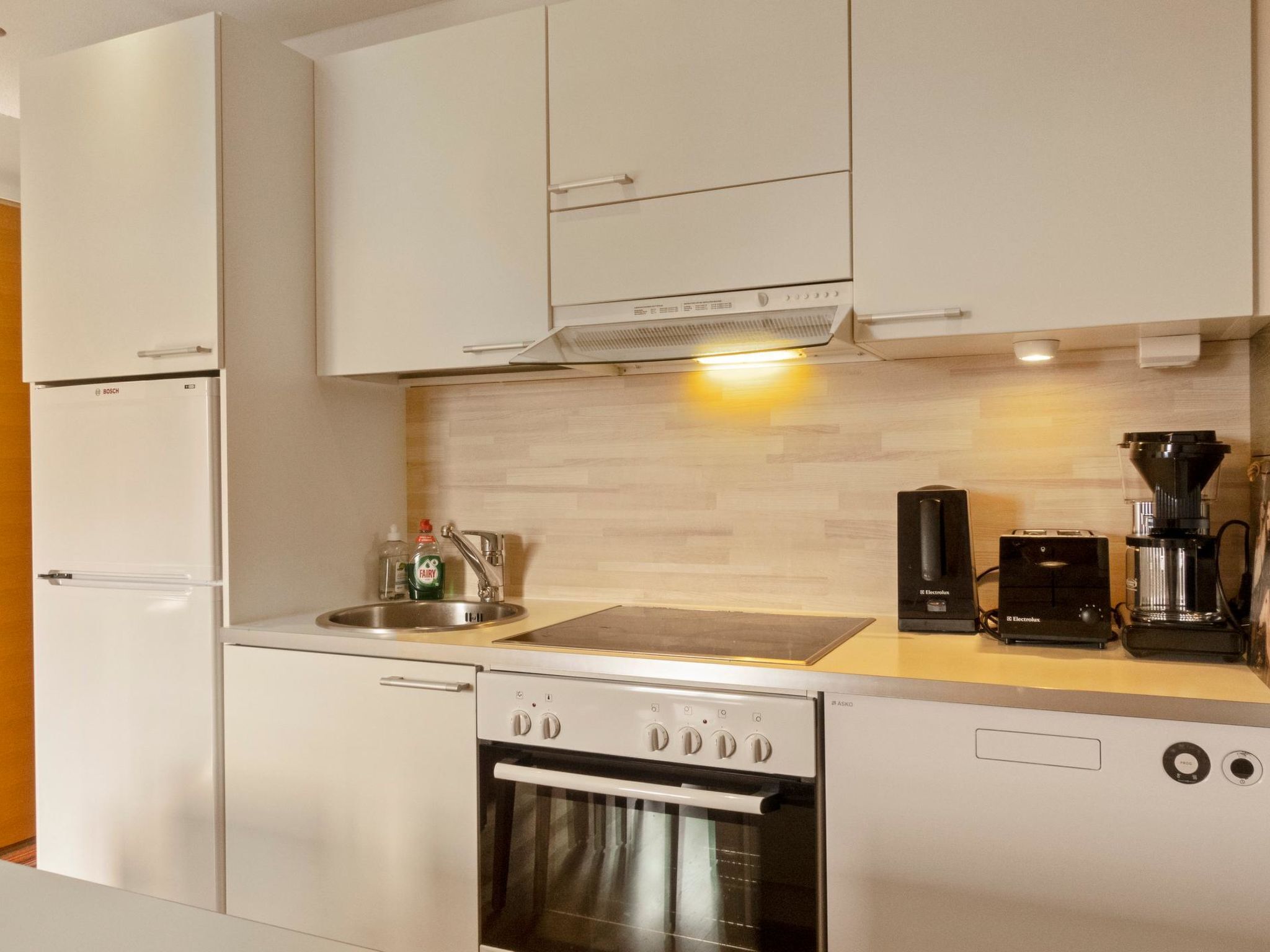 Frigorifero, microonde, lavastoviglie, pentole/stoviglie/utensili