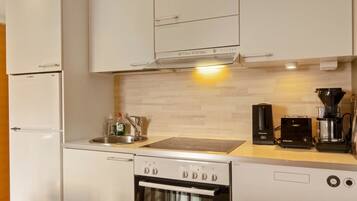 Frigorifero, microonde, lavastoviglie, pentole/stoviglie/utensili