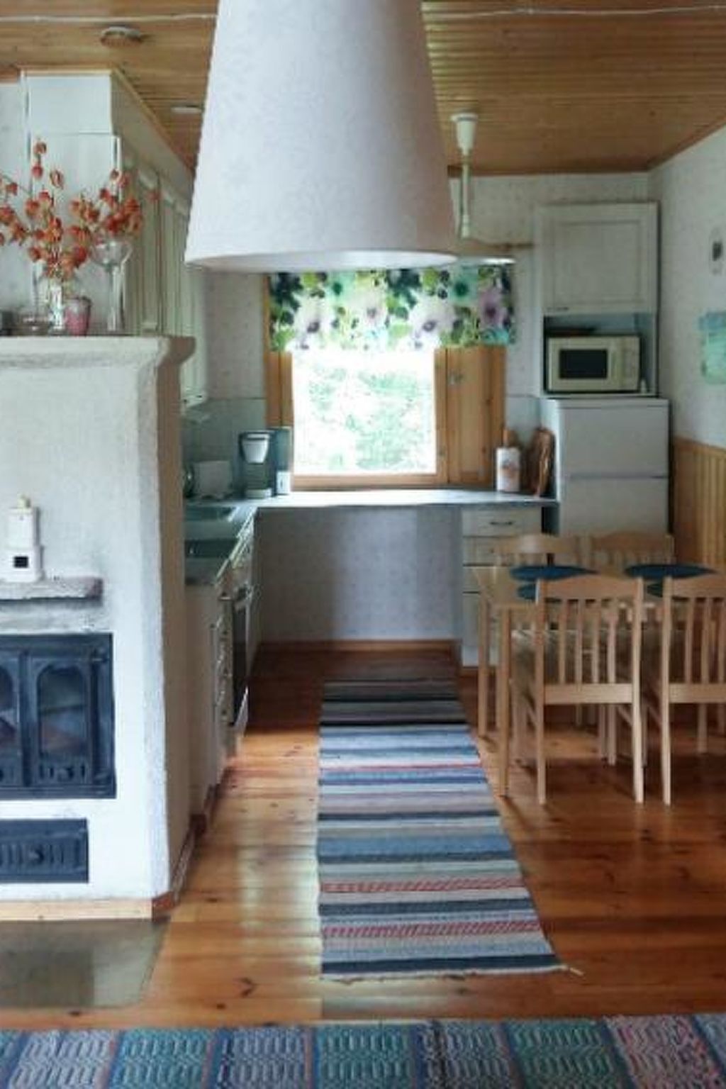 Frigorífico, microondas, lavavajillas y utensilios de cocina