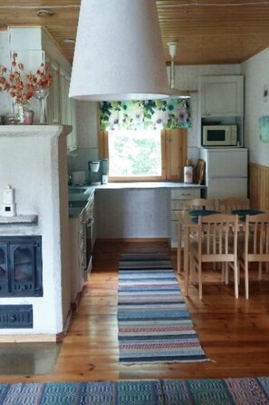 Fridge, microwave, dishwasher, cookware/dishes/utensils