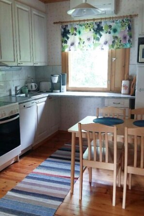 冷蔵庫、電子レンジ、食器洗い機、調理器具と食器