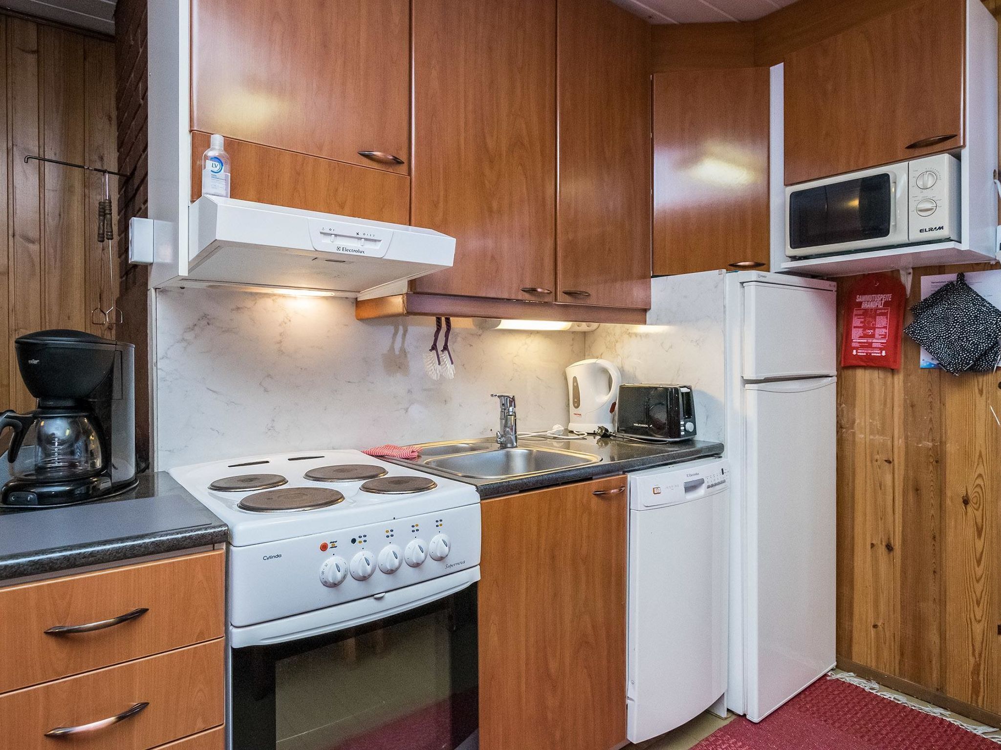 Refrigerador, microondas, lavavajillas, silla alta para bebés