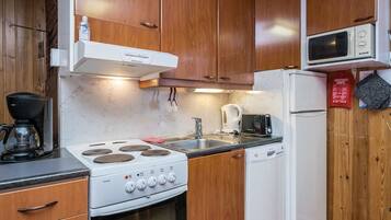 Fridge, microwave, dishwasher, highchair