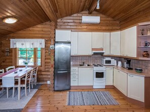 Fridge, microwave, cookware/dishes/utensils - Kiimalammi by Interhome (Forssa)