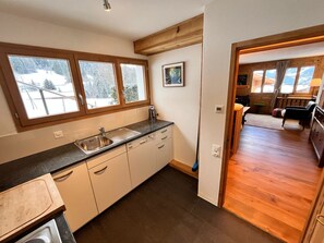 Køleskab, opvaskemaskine, køkkentøj/tallerkener/redskaber, spisebord