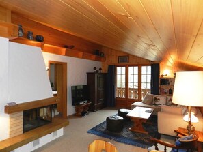 Télévision, cheminée, lecteur de DVD