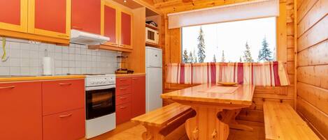 Fridge, microwave, dishwasher, cookware/dishes/utensils