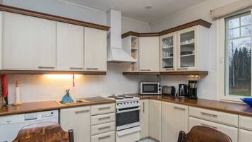 Geladeira, micro-ondas, lava-louças