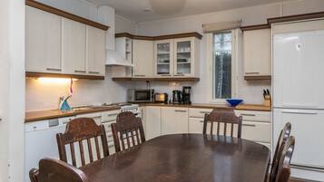 Geladeira, micro-ondas, lava-louças