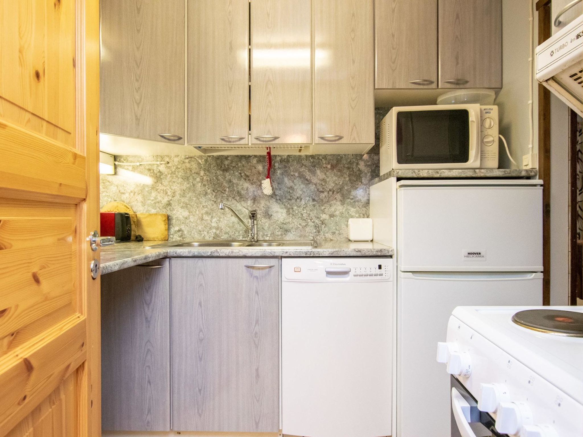 Refrigerador, microondas, lavavajillas, silla alta para bebés