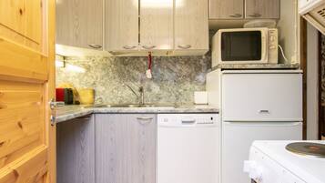 Frigorifero, microonde, lavastoviglie, seggiolone