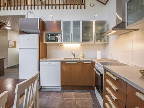 Refrigerador, microondas, lavavajillas, utensilios de cocina