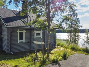A log cabin with a sign reading 'ETELARANTA' and a bicycle parked outside. - Eteläranta by Interhome (Joutsa)