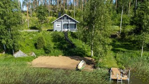 A cabin by a lake with a dock and a boat. - Eteläranta by Interhome (Joutsa)