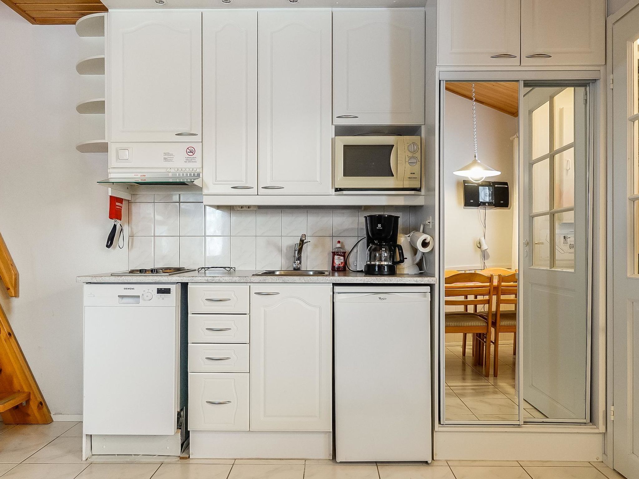 Kjøleskap, mikrobølgeovn, oppvaskmaskin og kjøkkenutstyr