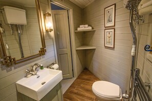Bathroom - Forest Hideaway - At Port Lympne Reserve (Hythe)