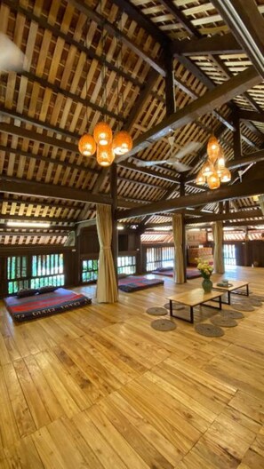 Escritorio, sistema de insonorización y wifi gratis