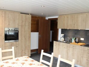 Réfrigérateur, batterie de cuisine, vaisselle et ustensiles