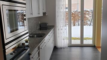 Kühlschrank, Geschirrspüler, Kochgeschirr/Geschirr/Besteck