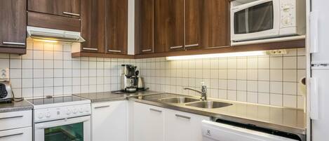 Réfrigérateur, four à micro-ondes, lave-vaisselle