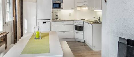 Fridge, microwave, dishwasher, cookware/dishes/utensils