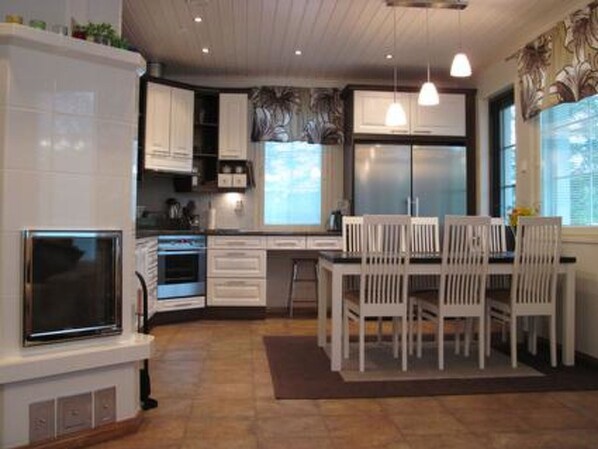 Kühlschrank, Mikrowelle, Geschirrspüler, Kochgeschirr/Geschirr/Besteck