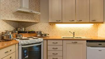 Fridge, microwave, dishwasher, cookware/dishes/utensils