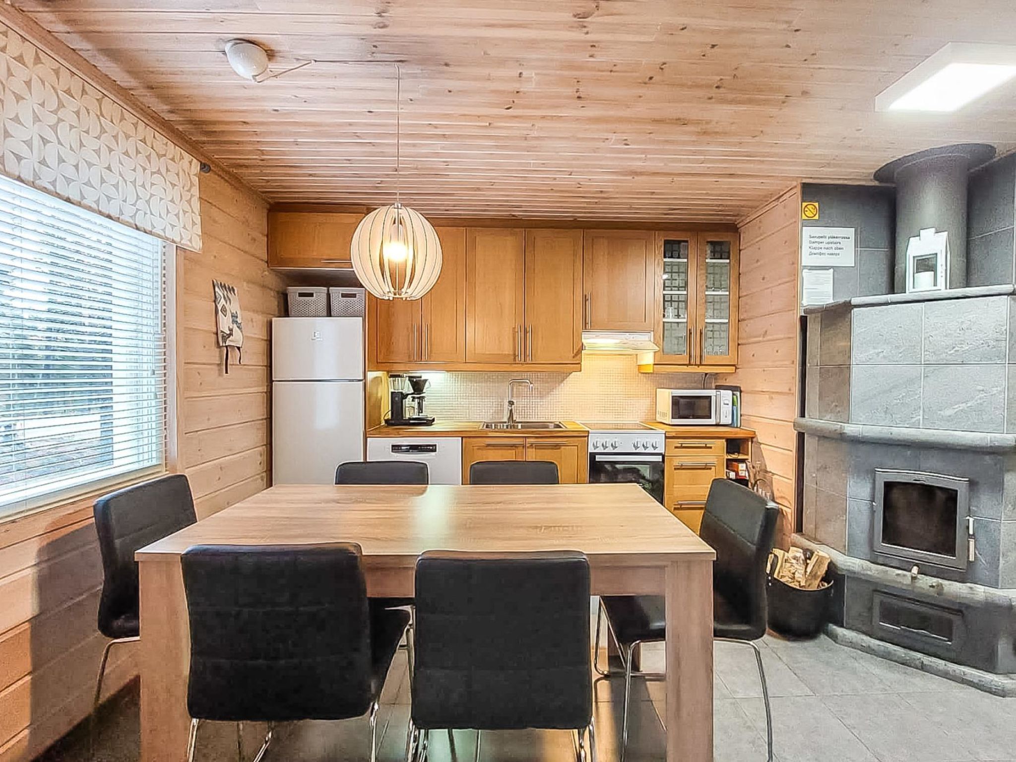 Jääkaappi, mikroaaltouuni, astianpesukone, leivänpaahdin