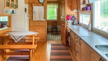 Køleskab, mikrobølgeovn, køkkentøj/tallerkener/redskaber