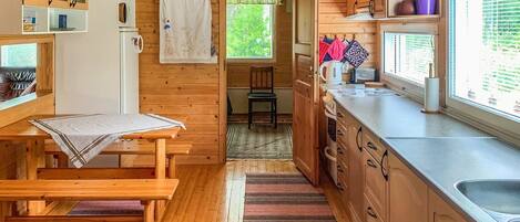 Kjøleskap, mikrobølgeovn og kjøkkenutstyr