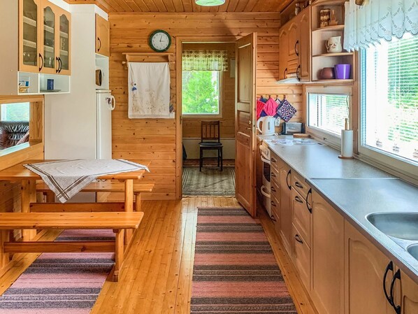 Køleskab, mikrobølgeovn, køkkentøj/tallerkener/redskaber