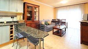 Un espacio habitable compacto con cocina, comedor y zona de estar.