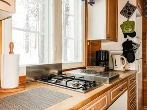 Refrigerador, lavavajillas y utensilios de cocina 