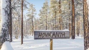 A wooden sign with the text "HOVIRANTA" in a snowy forest setting. - Hoviranta by Interhome (Inari)