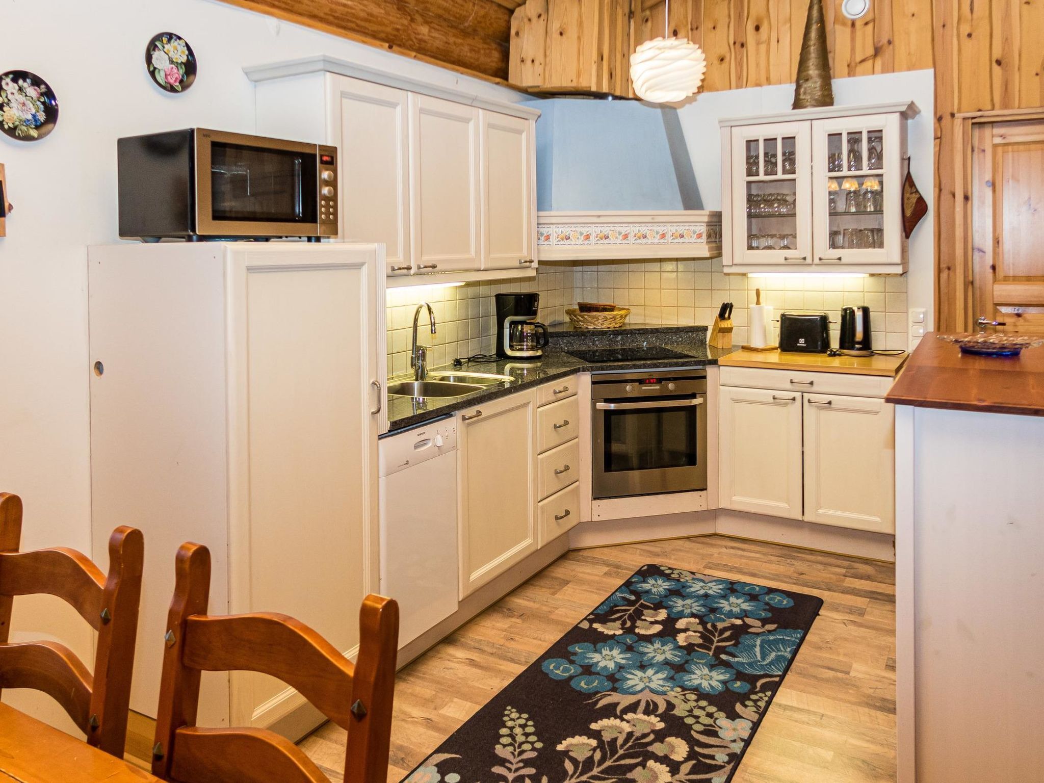 Refrigerador, microondas, lavavajillas, utensilios de cocina