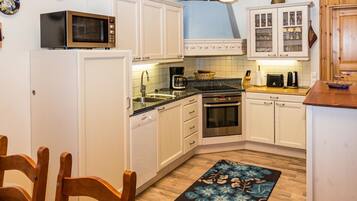 Refrigerador, microondas, lavavajillas, utensilios de cocina