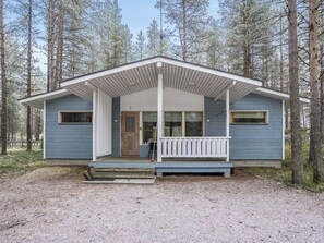 A single-story cabin with a porch, surrounded by trees. - Villa lakka by Interhome (Kuusamo)