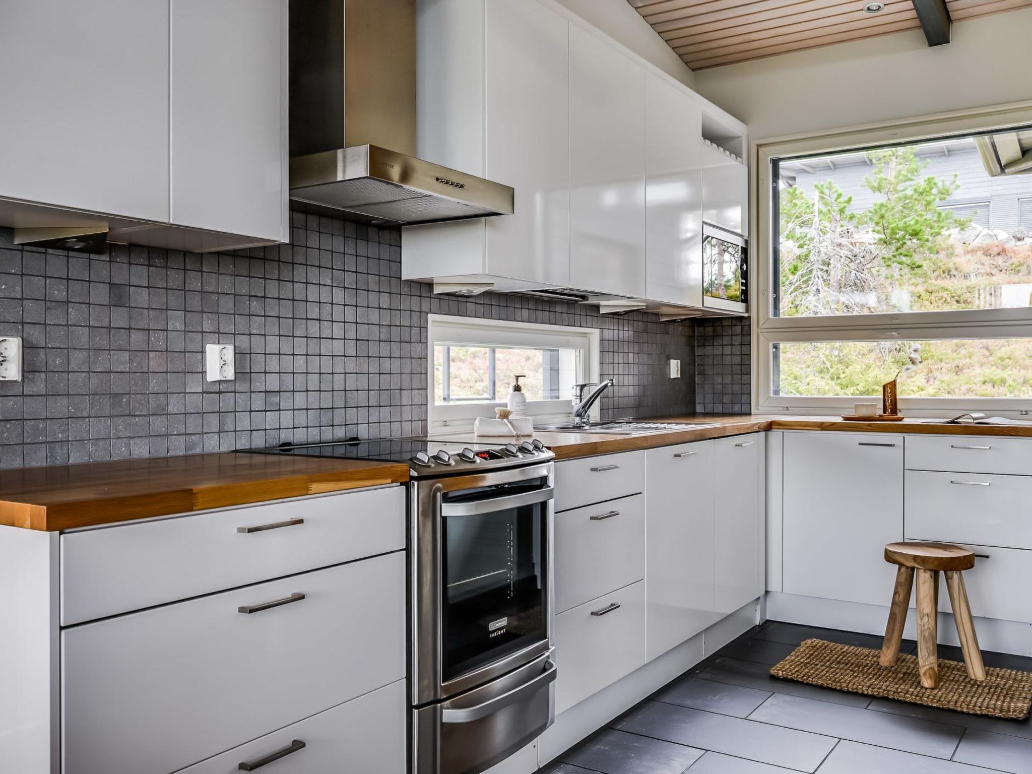 Køleskab, mikrobølgeovn, opvaskemaskine, brødrister