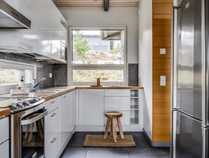 Geladeira, micro-ondas, lava-louças, torradeira