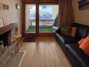 Fernseher, Kamin, DVD-Player