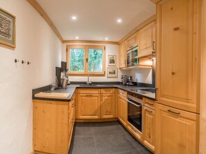 Kühlschrank, Geschirrspüler, Hochstuhl, Kochgeschirr/Geschirr/Besteck