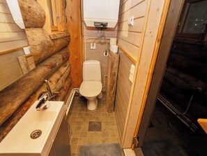 Ein kleines Badezimmer mit Toilette, Waschbecken und Dusche.