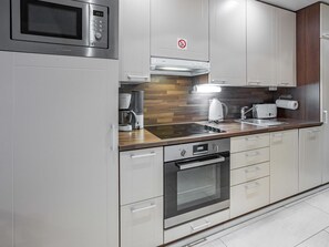 Fridge, microwave, dishwasher, cookware/dishes/utensils