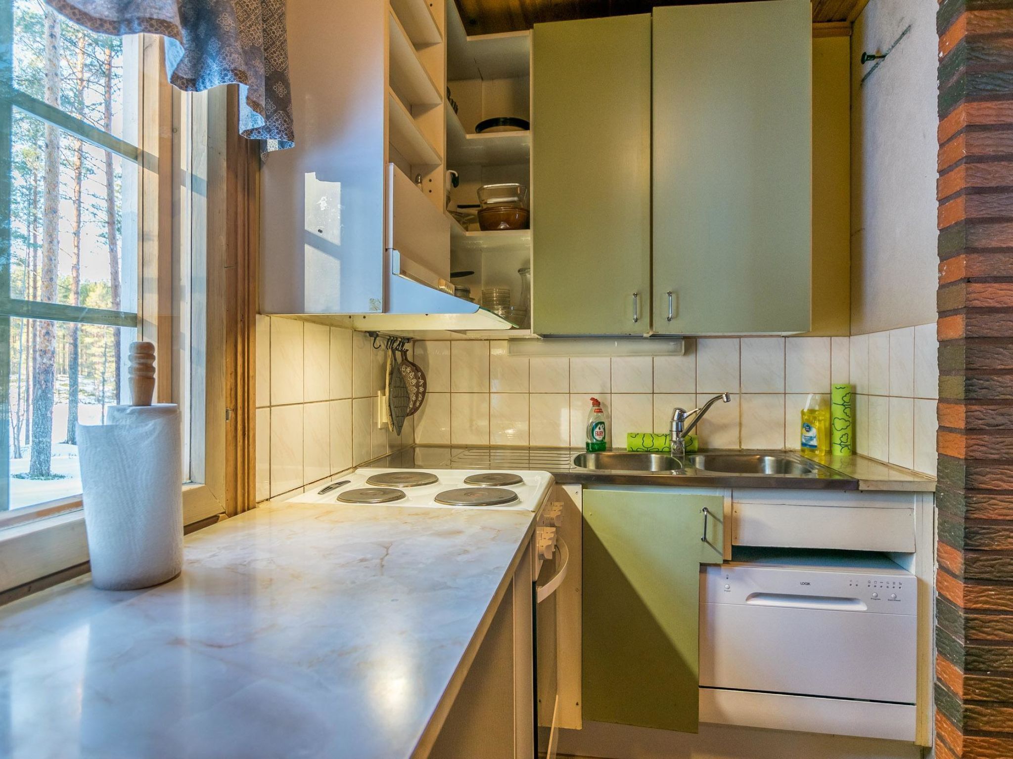 Fridge, microwave, dishwasher, cookware/dishes/utensils